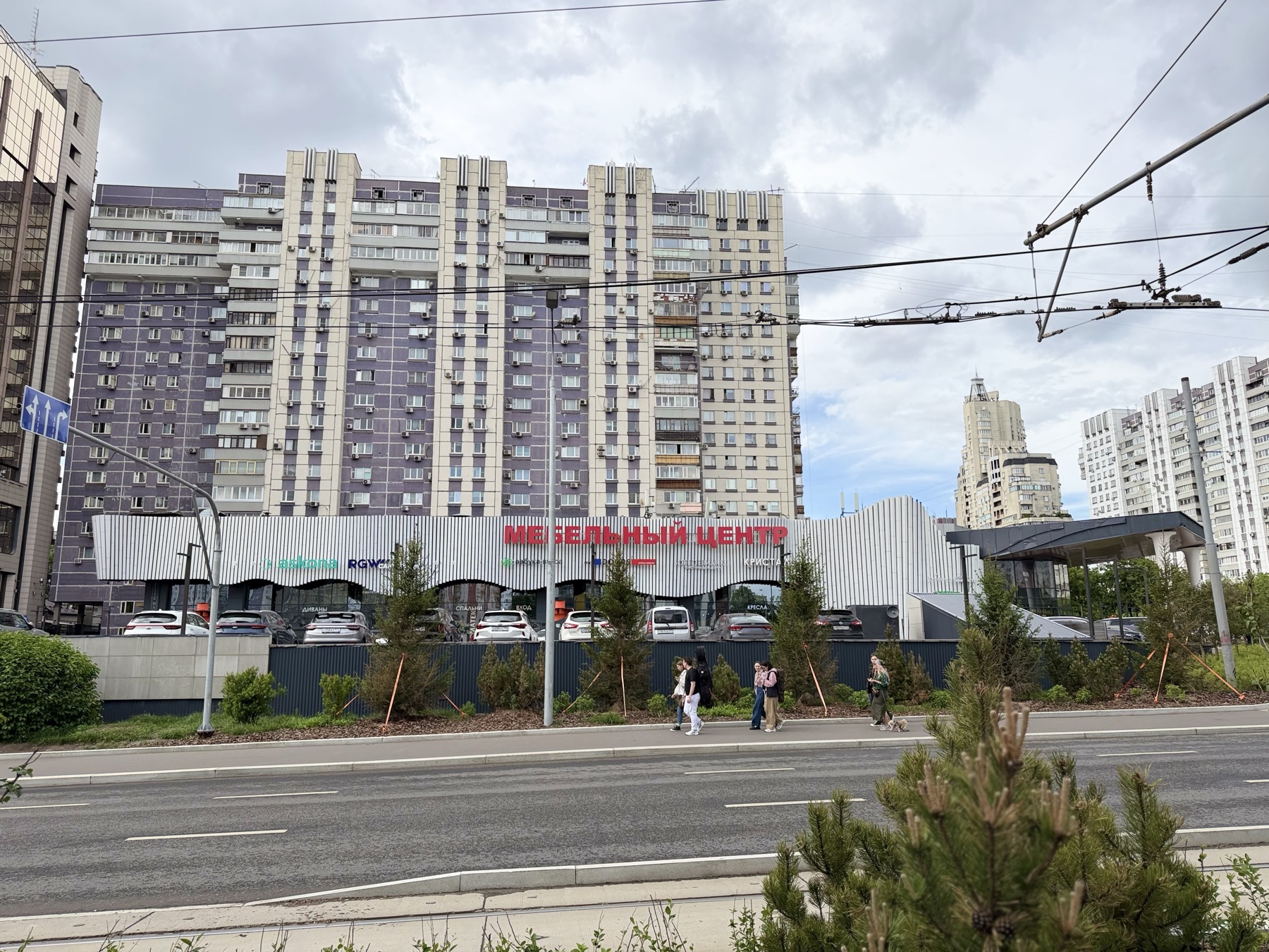 Фасад мебельного центра Кристалл в Москве